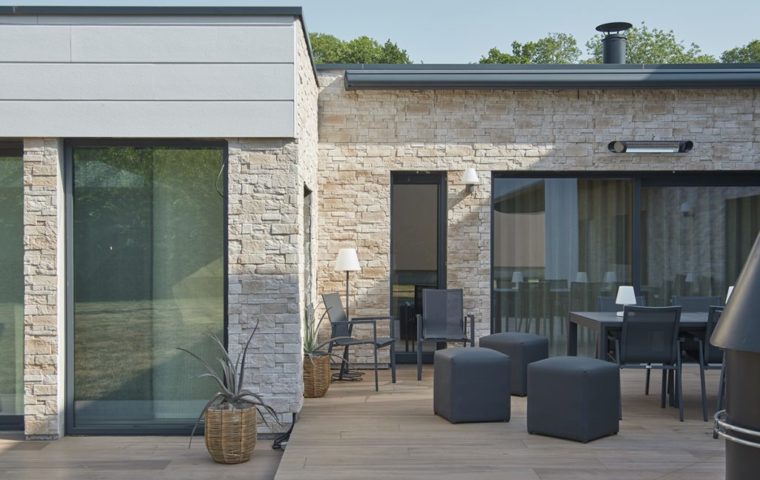 Terrasse extérieur d'une maison moderne revêtit de parement Cubik ton naturel