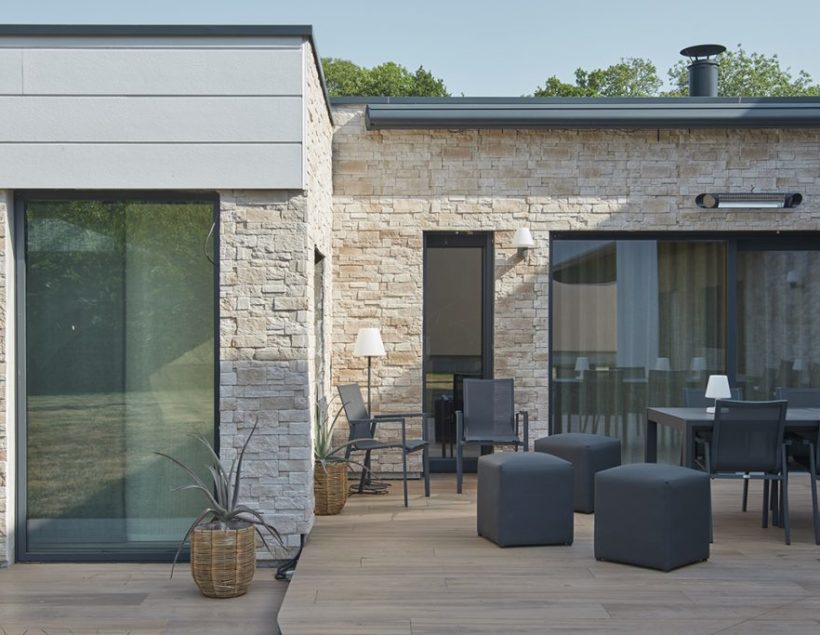 Terrasse extérieur d'une maison moderne revêtit de parement Cubik ton naturel