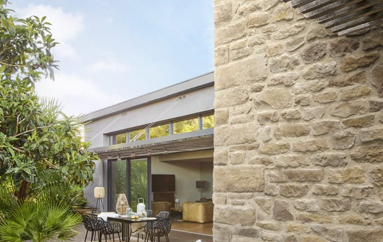 Terrasse de maison avec mur en parement Causse ton beige nuancé