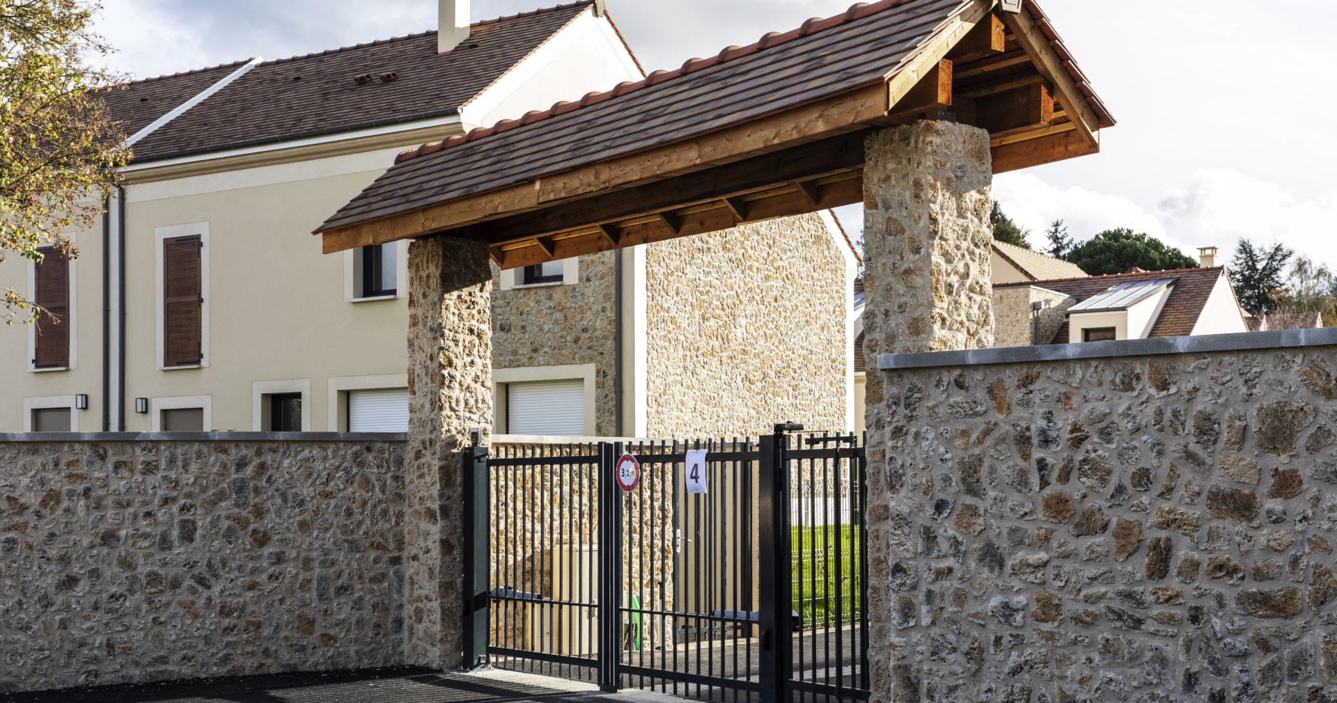 arche extérieur habillé de parement Meulière ton ocre jaune