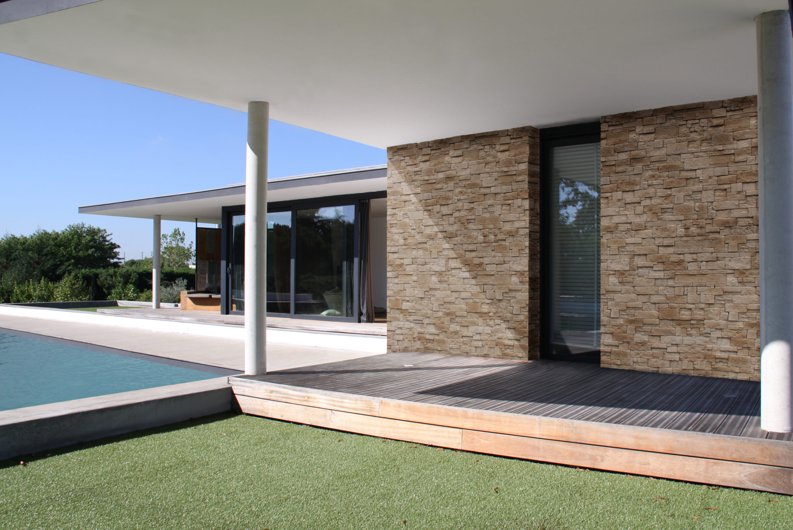 Maison d'architecte moderne habillé d'un revêtement en pierre CUBIK ton naturel