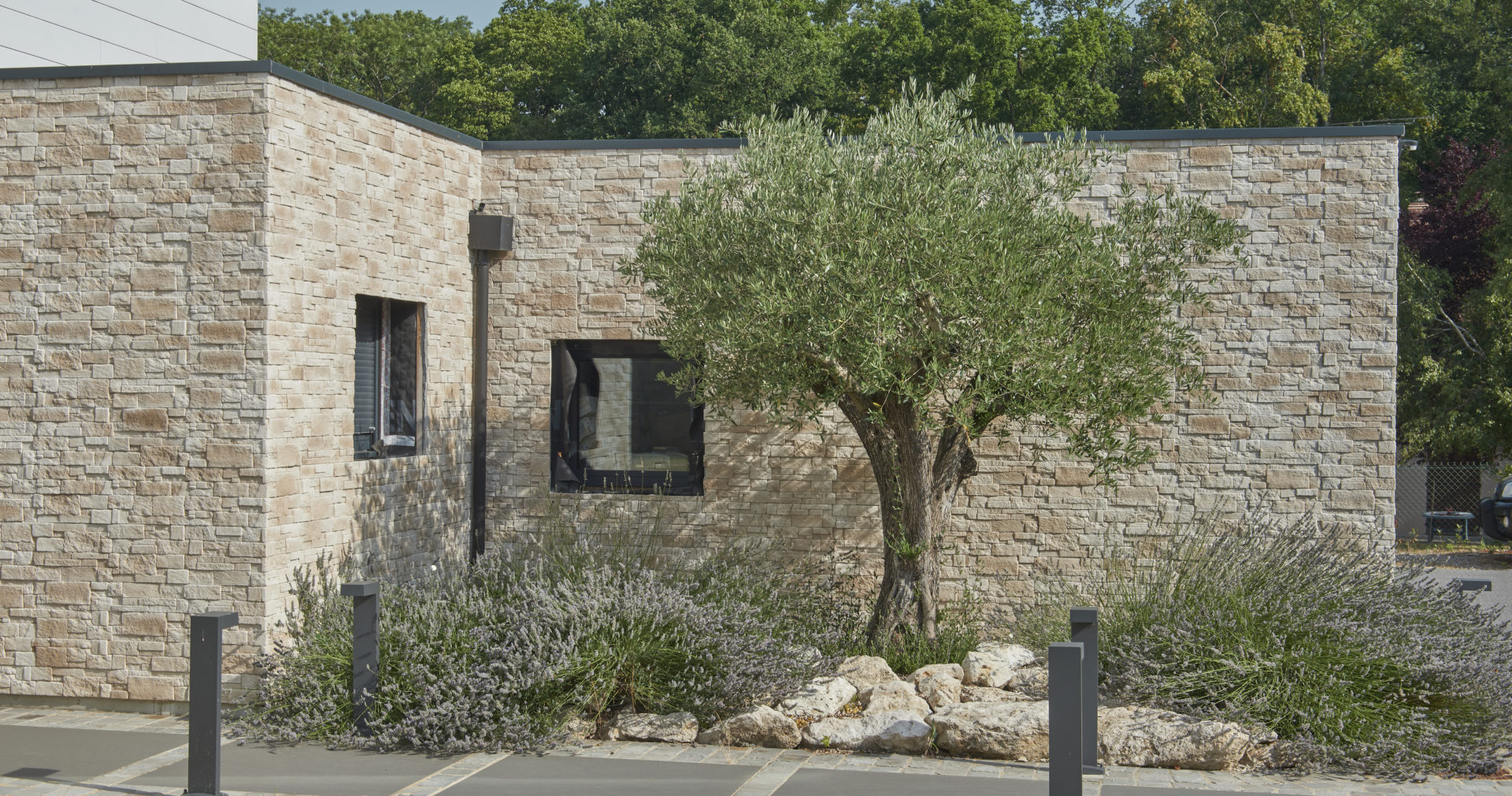 Entrée de maison en parement Cubik ton naturel de chez ORSOL