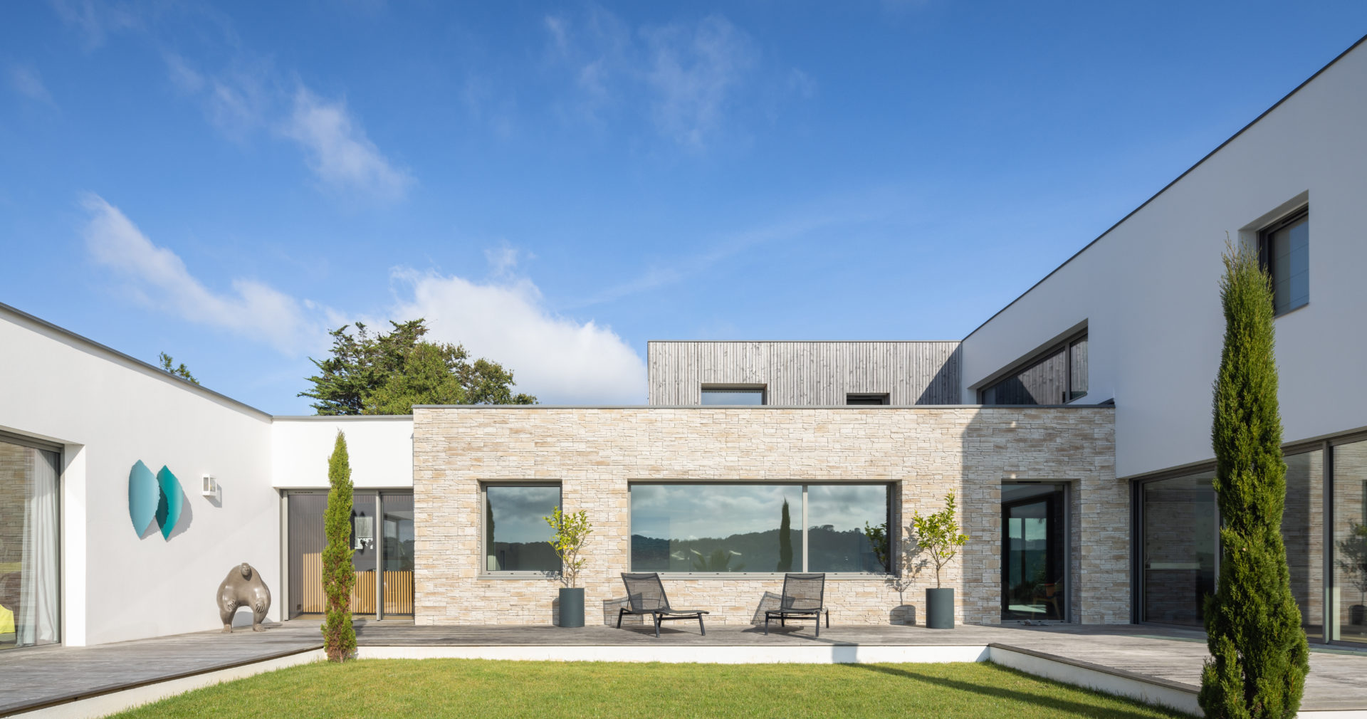 Maison d'architecte ornée de parements Rocky Mountain ton naturel