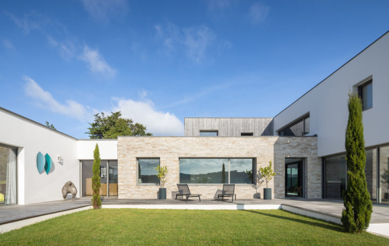 Maison d'architecte ornée de parements Rocky Mountain ton naturel