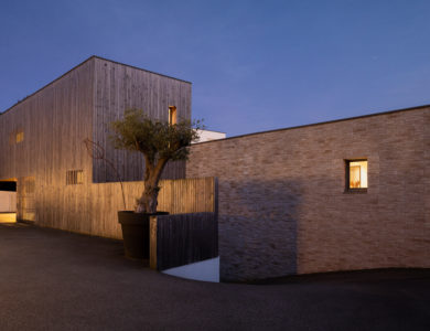 Maison moderne vue de côté revêtit de parement Rocky Mountain ton naturel prise en soirée