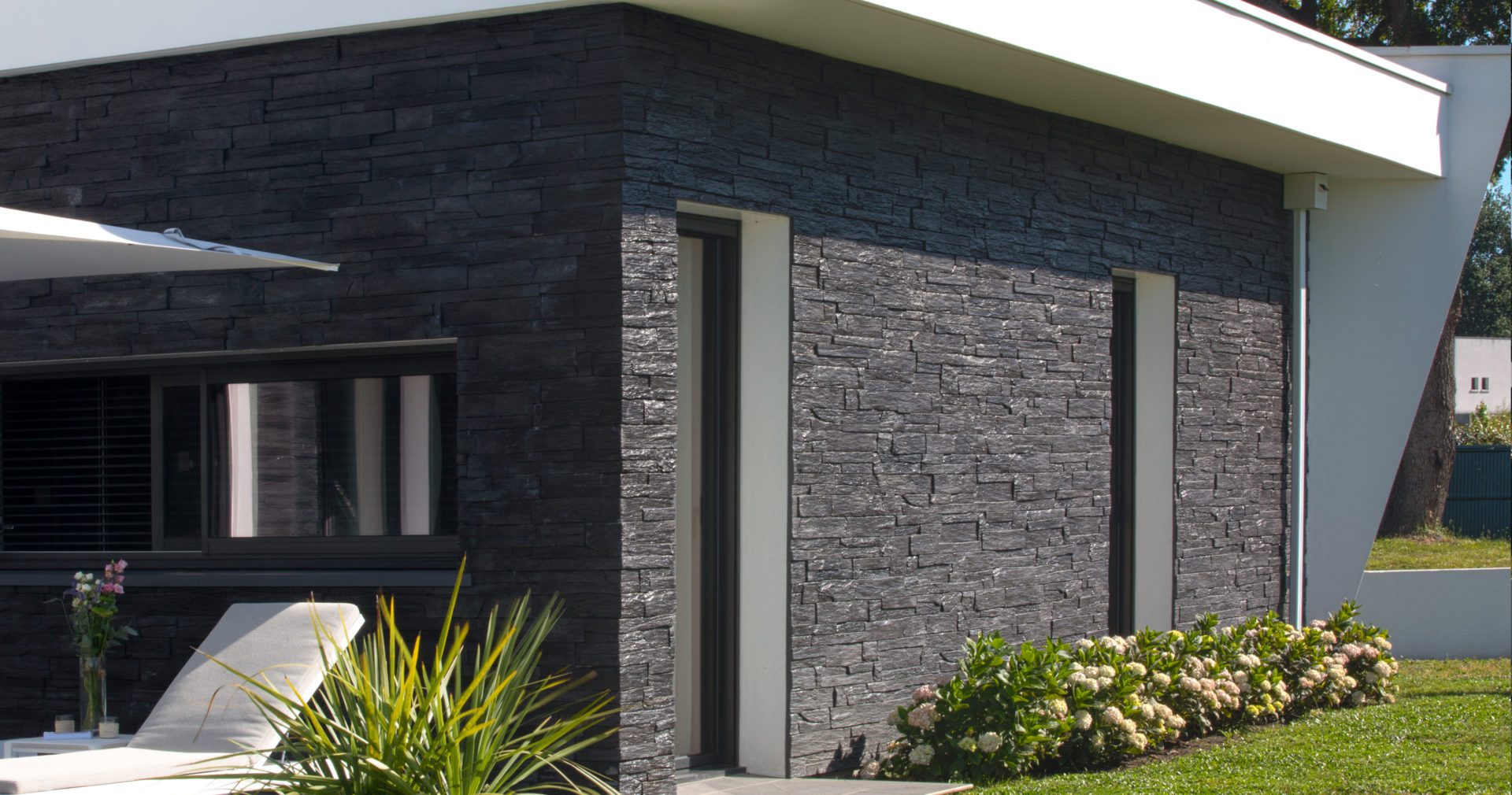 Mur extérieur de maison moderne ornée de parement YOSEMITE ton anthracite de chez ORSOL