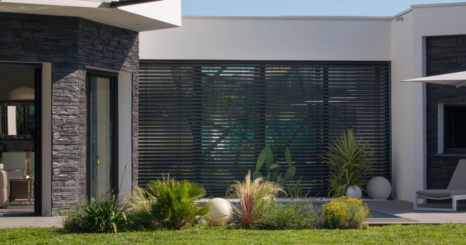 Espace jardin d'une maison moderne habillé en parement 