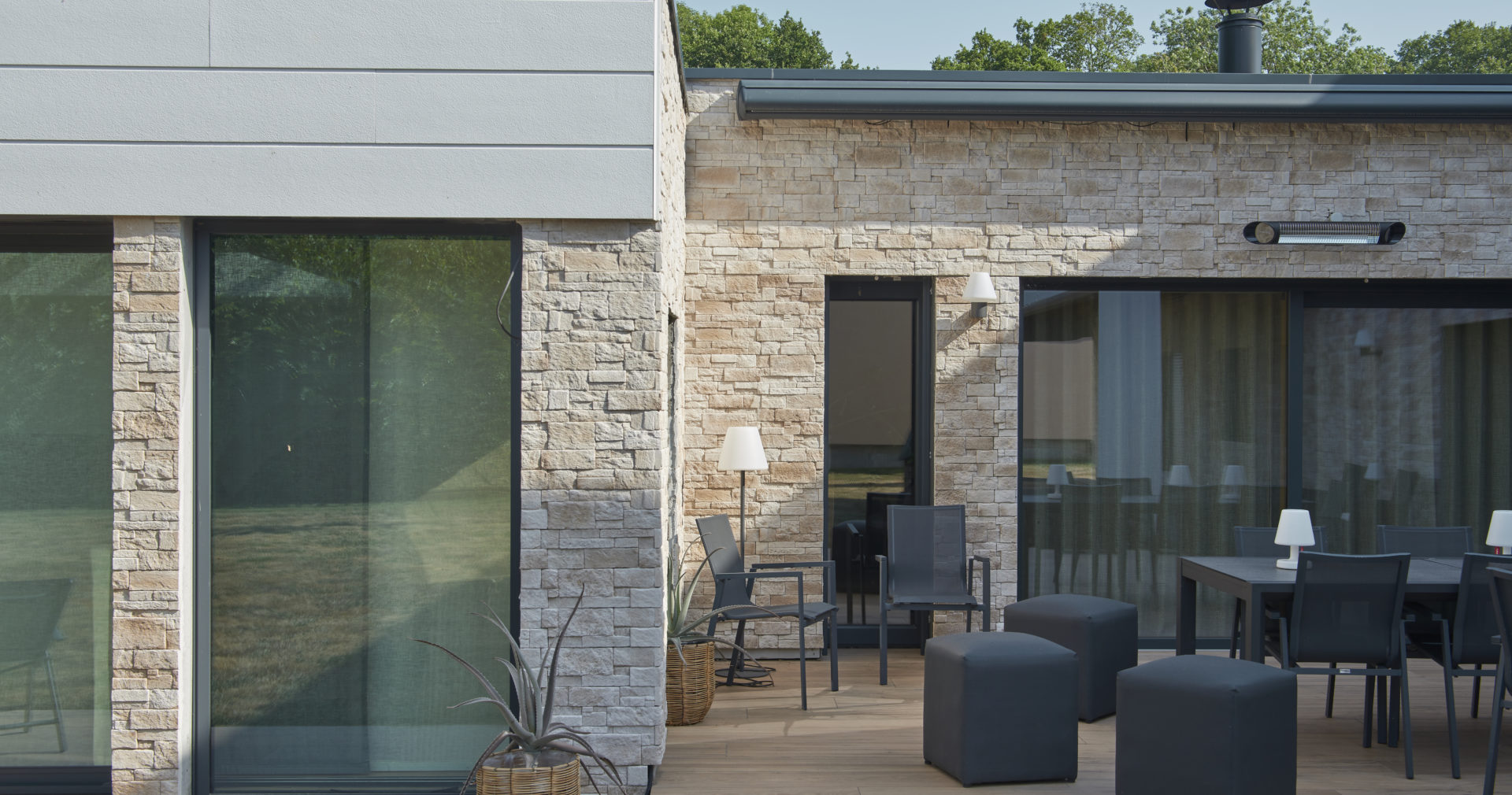 Espace détente extérieur avec mur ornée de parement Cubik ton naturel