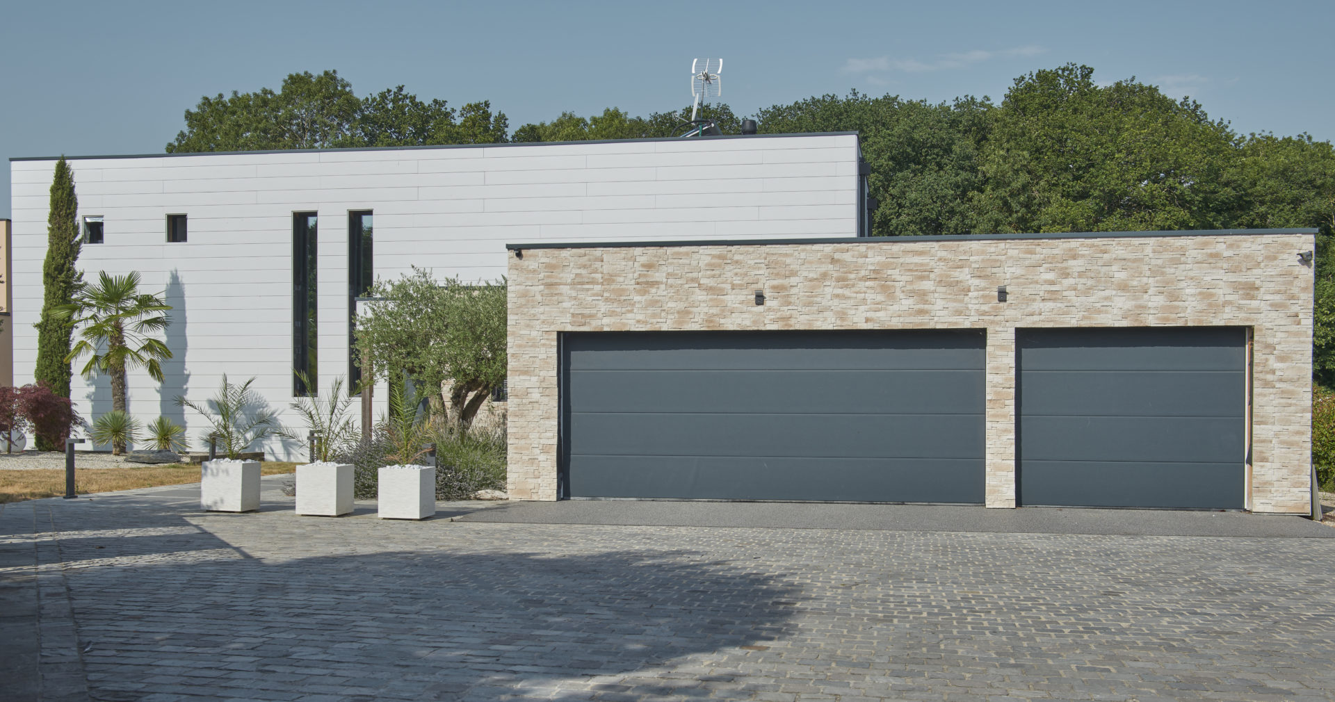 Garage avec habillage en parement Cubik ton naturel de chez ORSOL