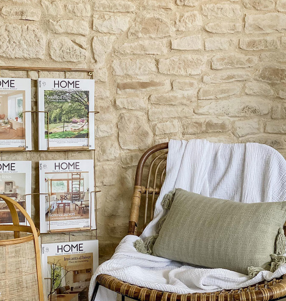 Petit fauteuil et présentoir magasine devant mur en parement CAUSSE ton naturel