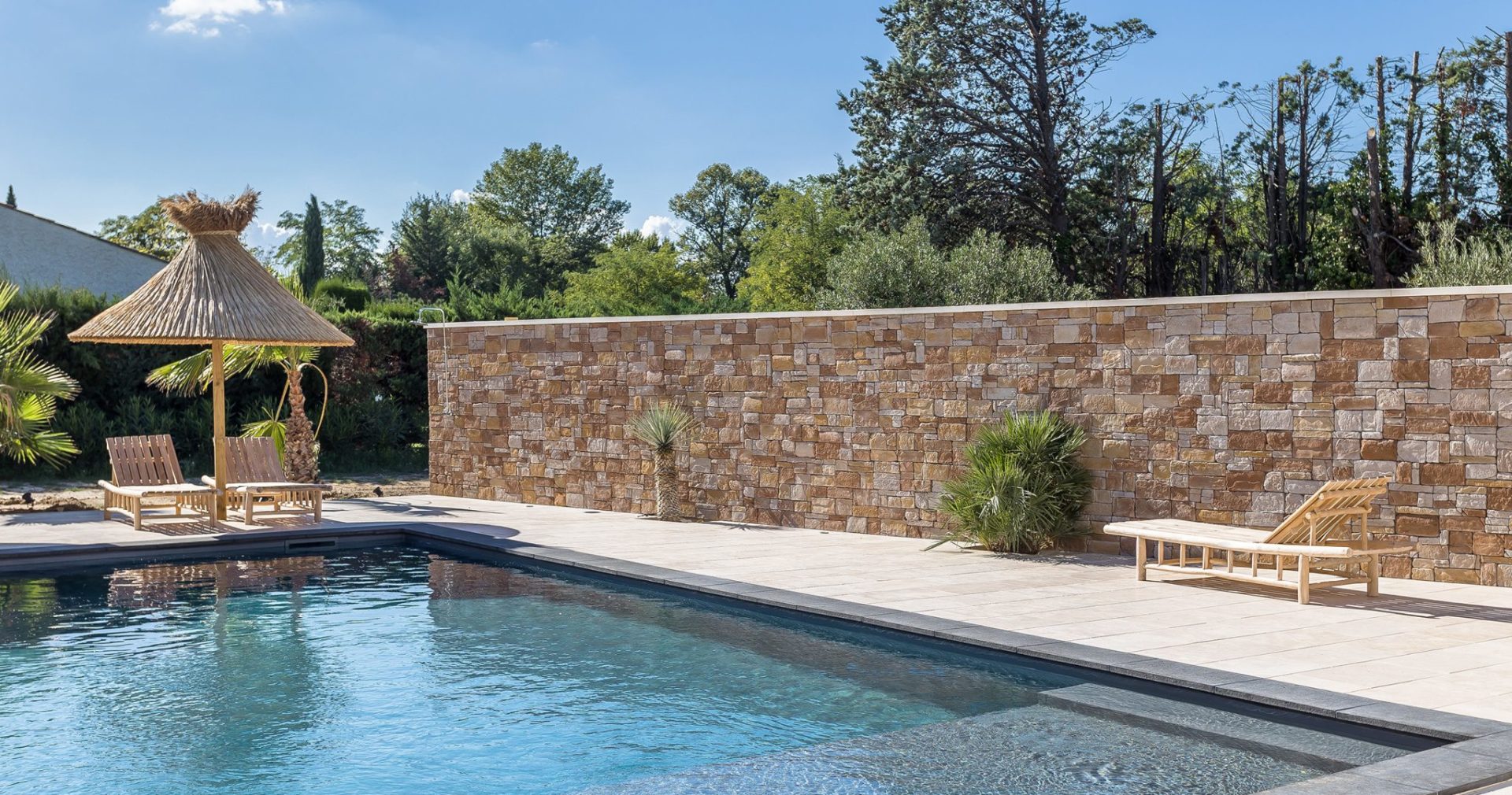 Piscine creusée avec muret en parement OLYMPE ton terre d'argile