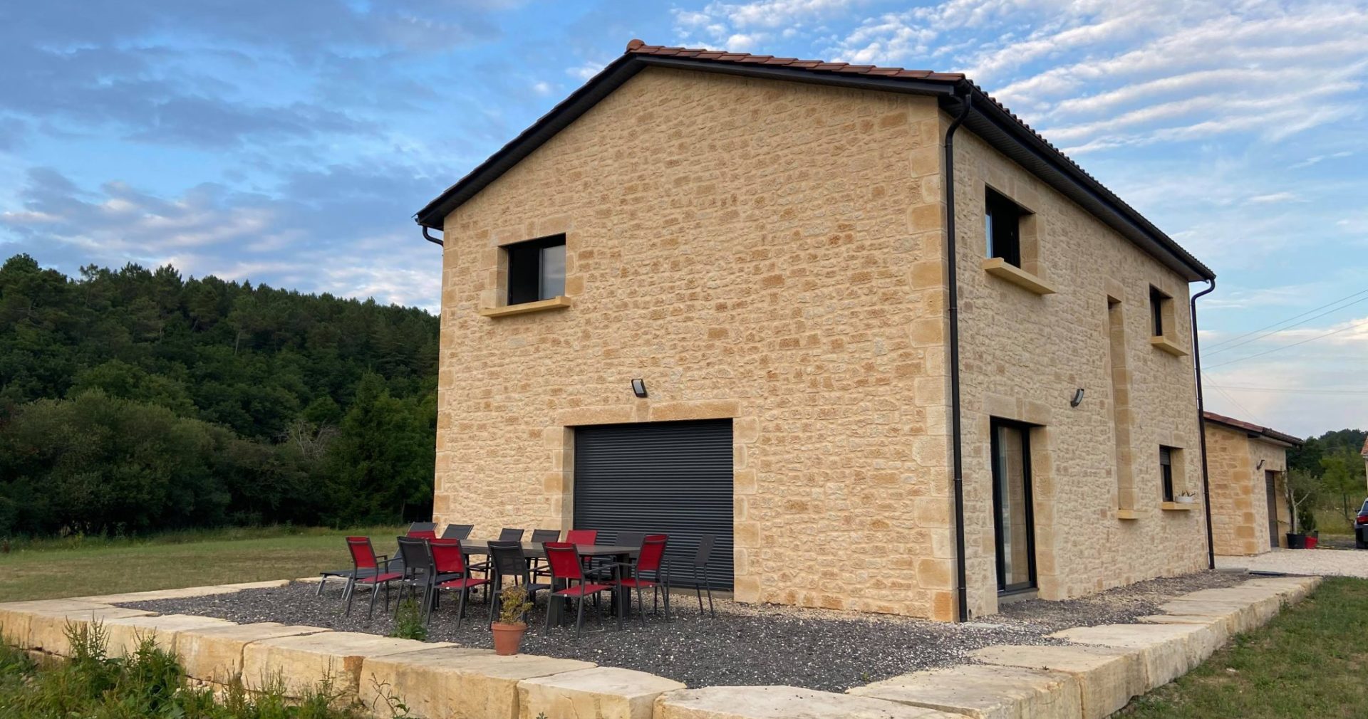 Grande maison de campagne revêtit de parement Manoir ton terre de sienne