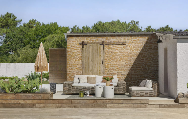 Petit coin de détente avec espace de rangement de jardin habillé en parement CAUSSE ton beige doré