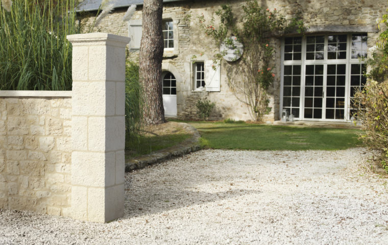 Entrée d'une cours de maison avec un pilier Renaissance ORSOL