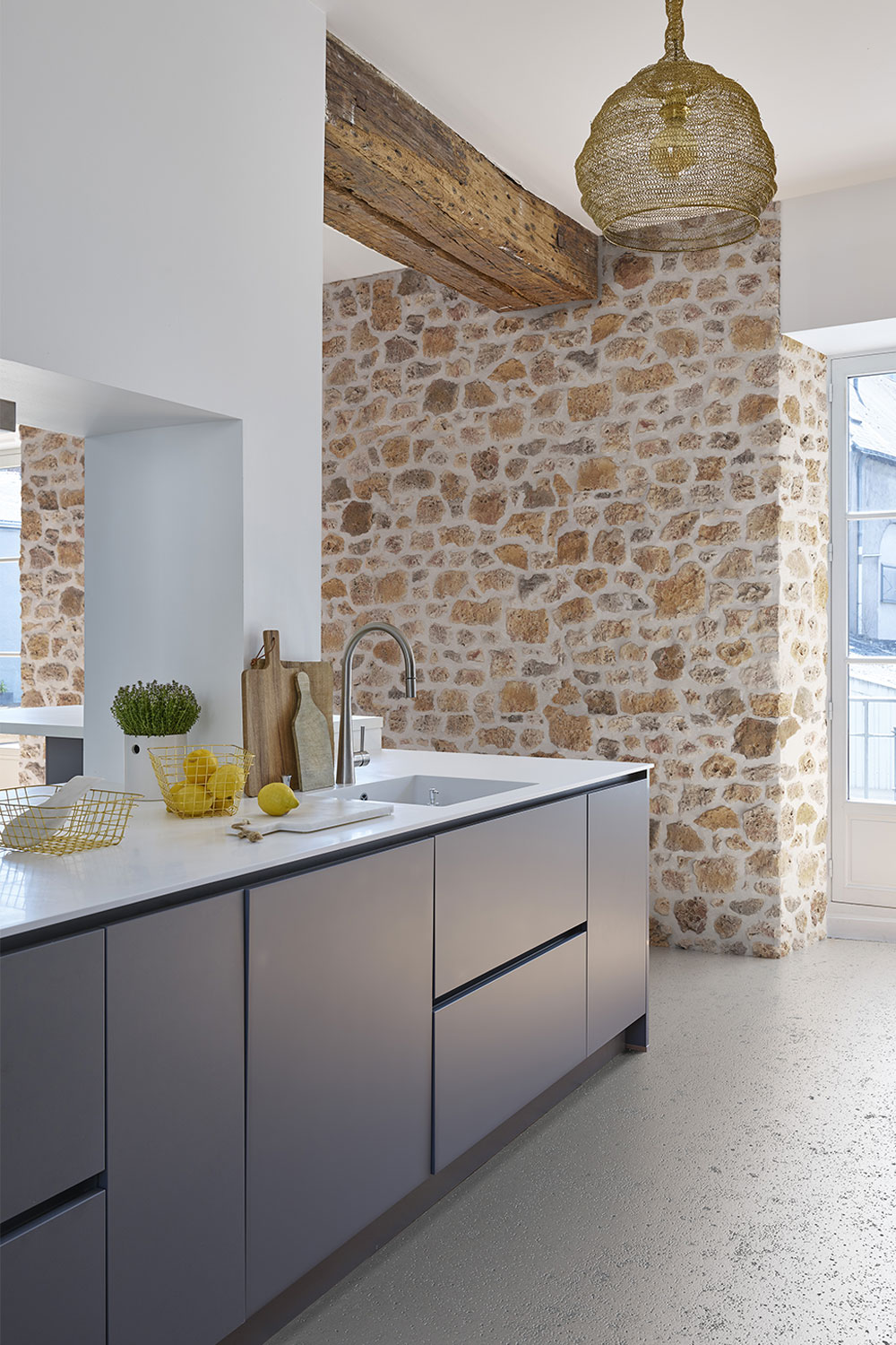 Cuisine avec mur en parement Meulière ton ocre brun