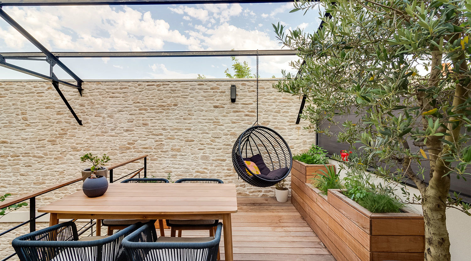 Terrasse extérieur en hauteur avec mur en parement Causse ton beige nuancé