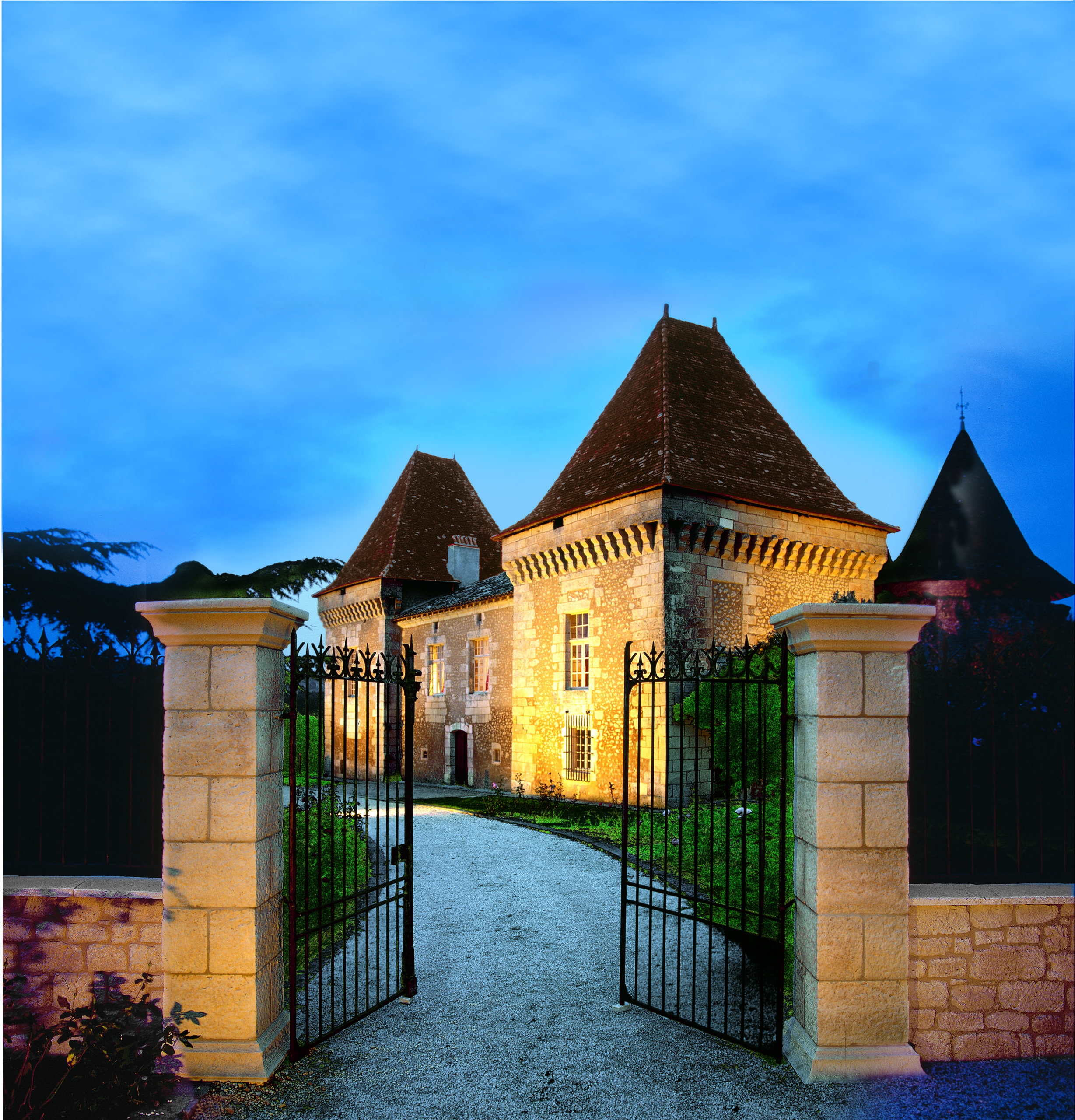 Entrée d'une cours d'un château avec Pilier Renaissance de chez ORSOL