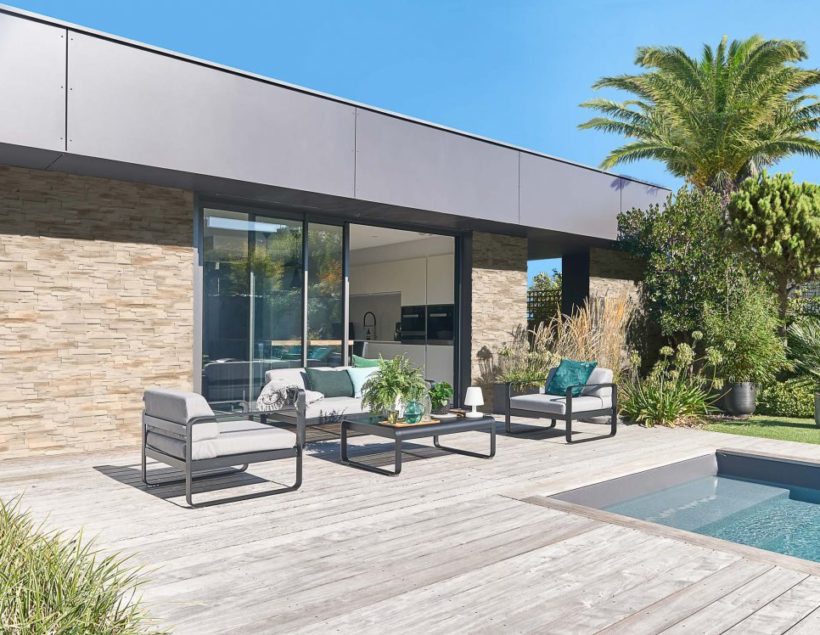 Maison d'architecte moderne ornée de parement GAIA avec terrasse en bois et piscine creusée