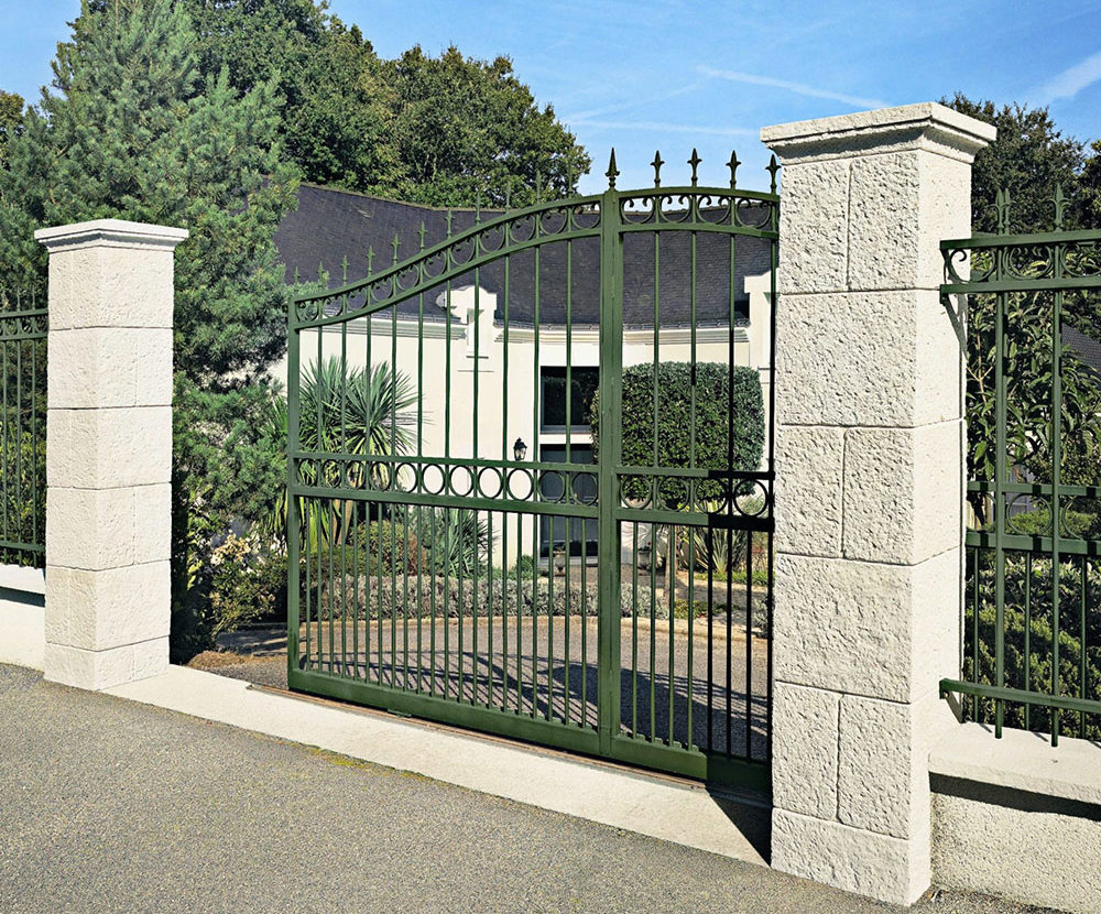 Entrée de maison avec portail et piliers Renaissance de chez ORSOL