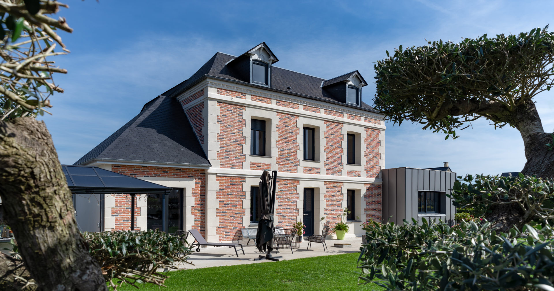 Façade de maison ornée de parement BRIQUE 5 Tons en grand angle