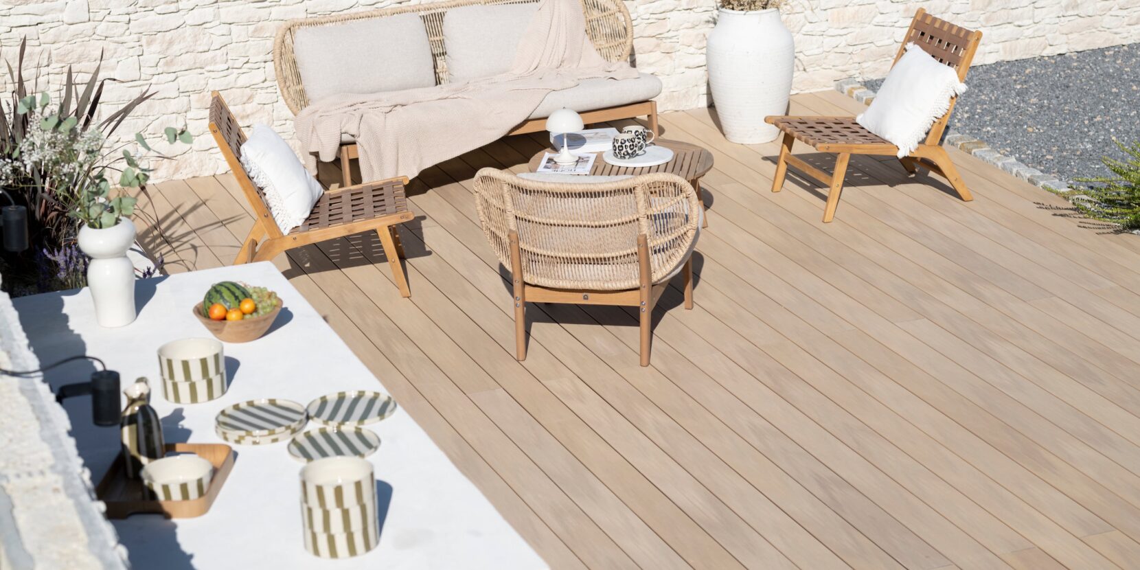 Terrasse et cuisne d'été décorée avec un mur en parement en pierre PORTLAND ORSOL